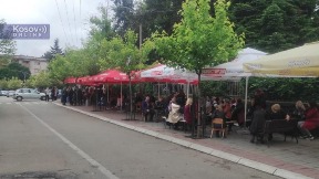 Okupljanje Srba ispred opštine